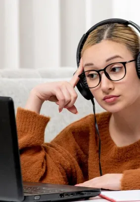 Mujer escuchando clase de idioma atentamente