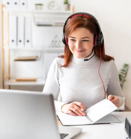 Mujer sonriente en clase de idiomas