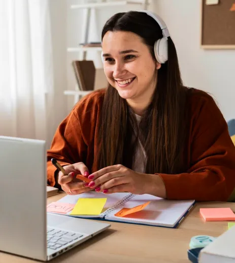 Foto de chica sonriente con audífonos